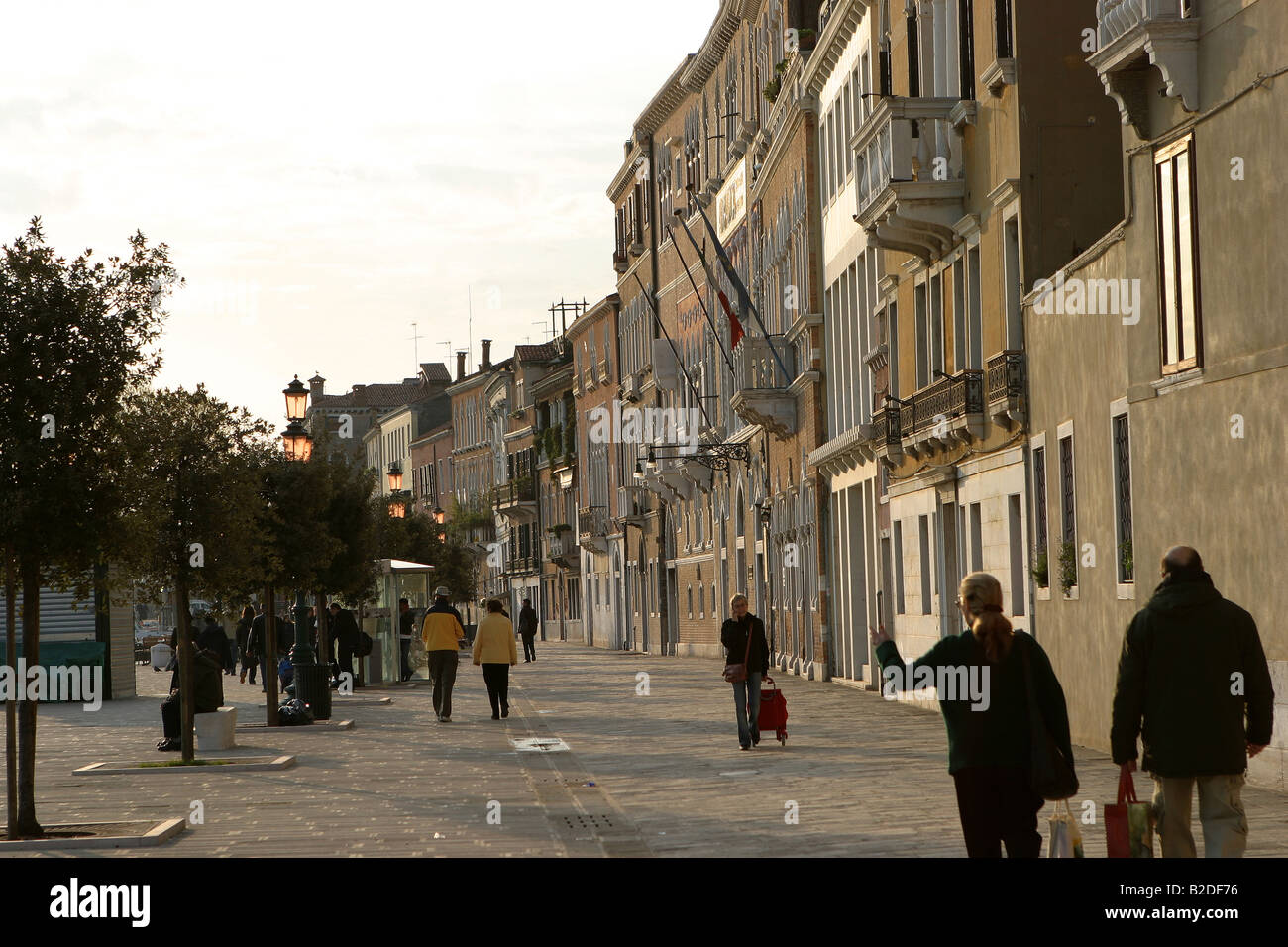 Ein Blick auf einen breiten Kanal Seite Weg in Venedig Stockfoto