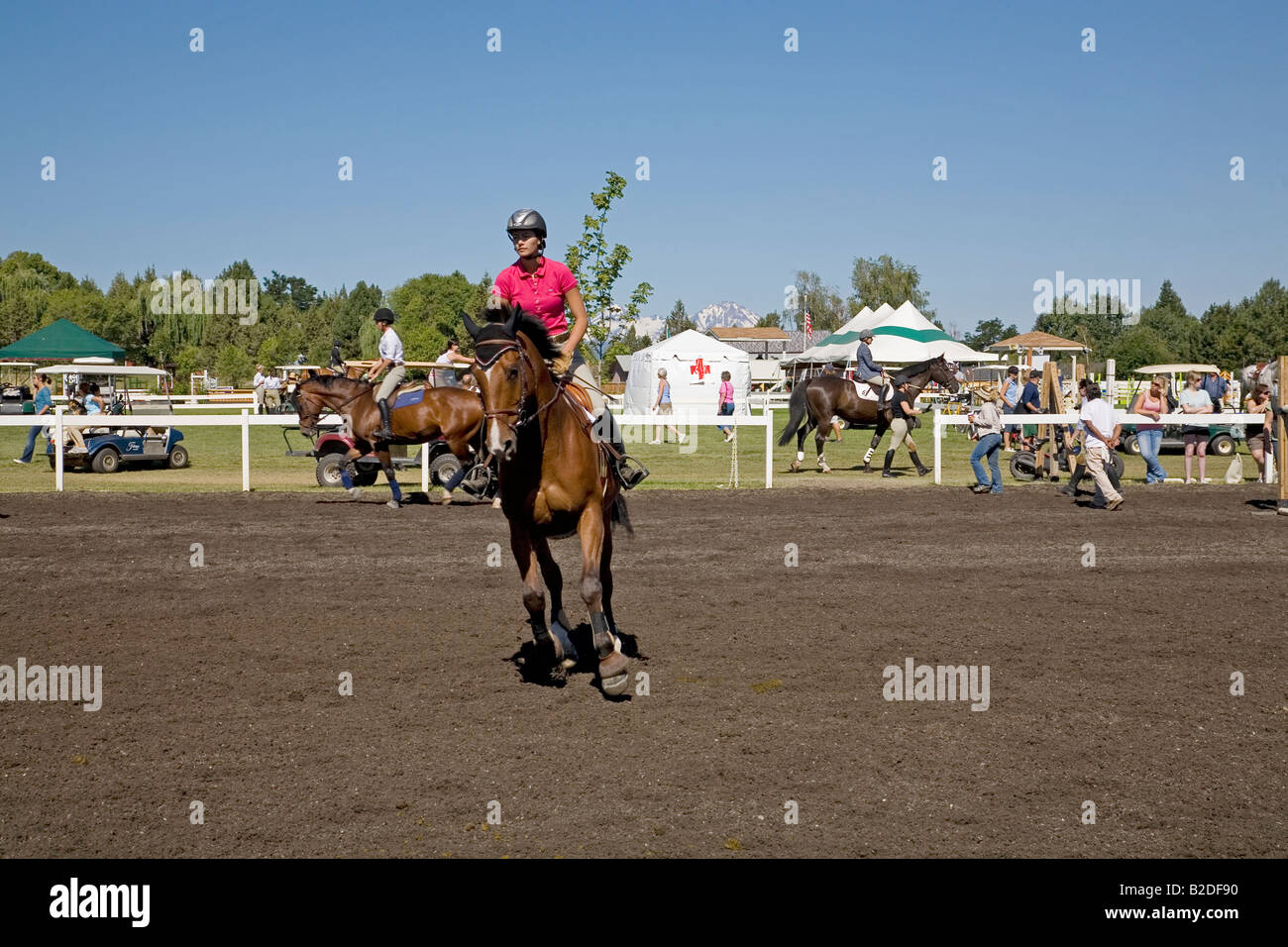 Ein Fahrer in der Praxis-Ring an die High Desert Classic Pferd und Reiten-Show im Juli Stockfoto