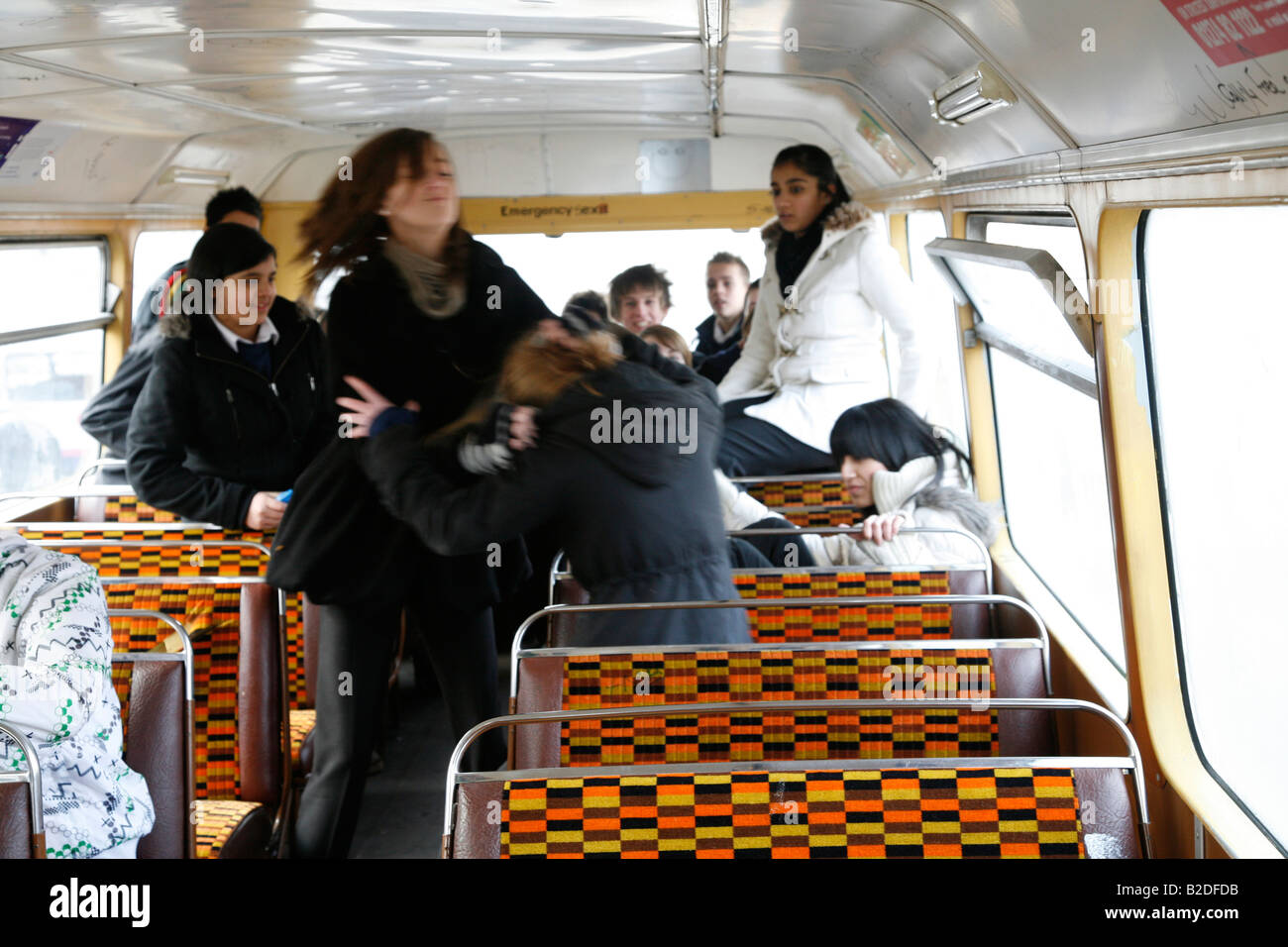 Hooligans, kämpfen auf einem bus Stockfoto