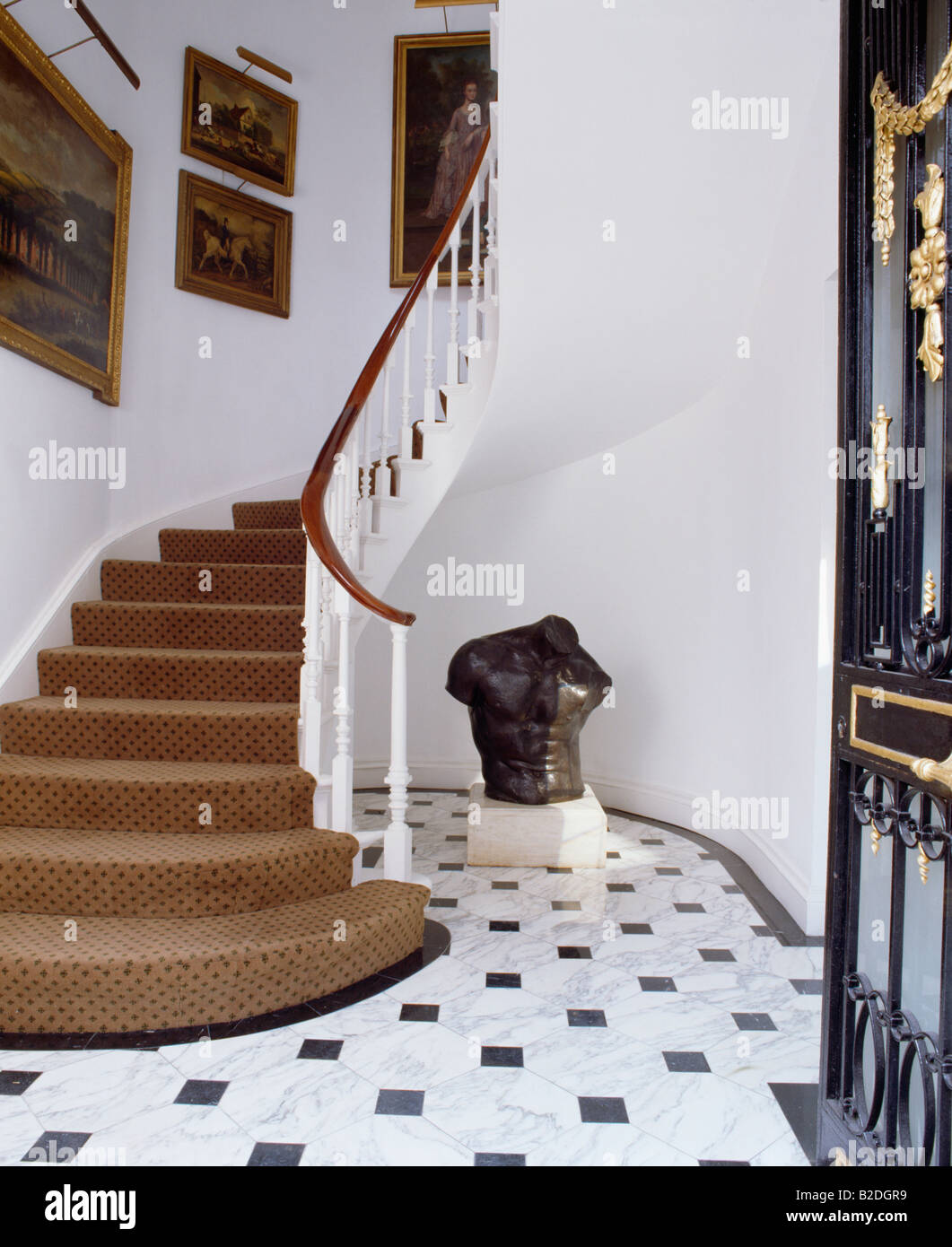 Schwarz / weiß gefliesten Boden und braunen Teppich auf geschwungene