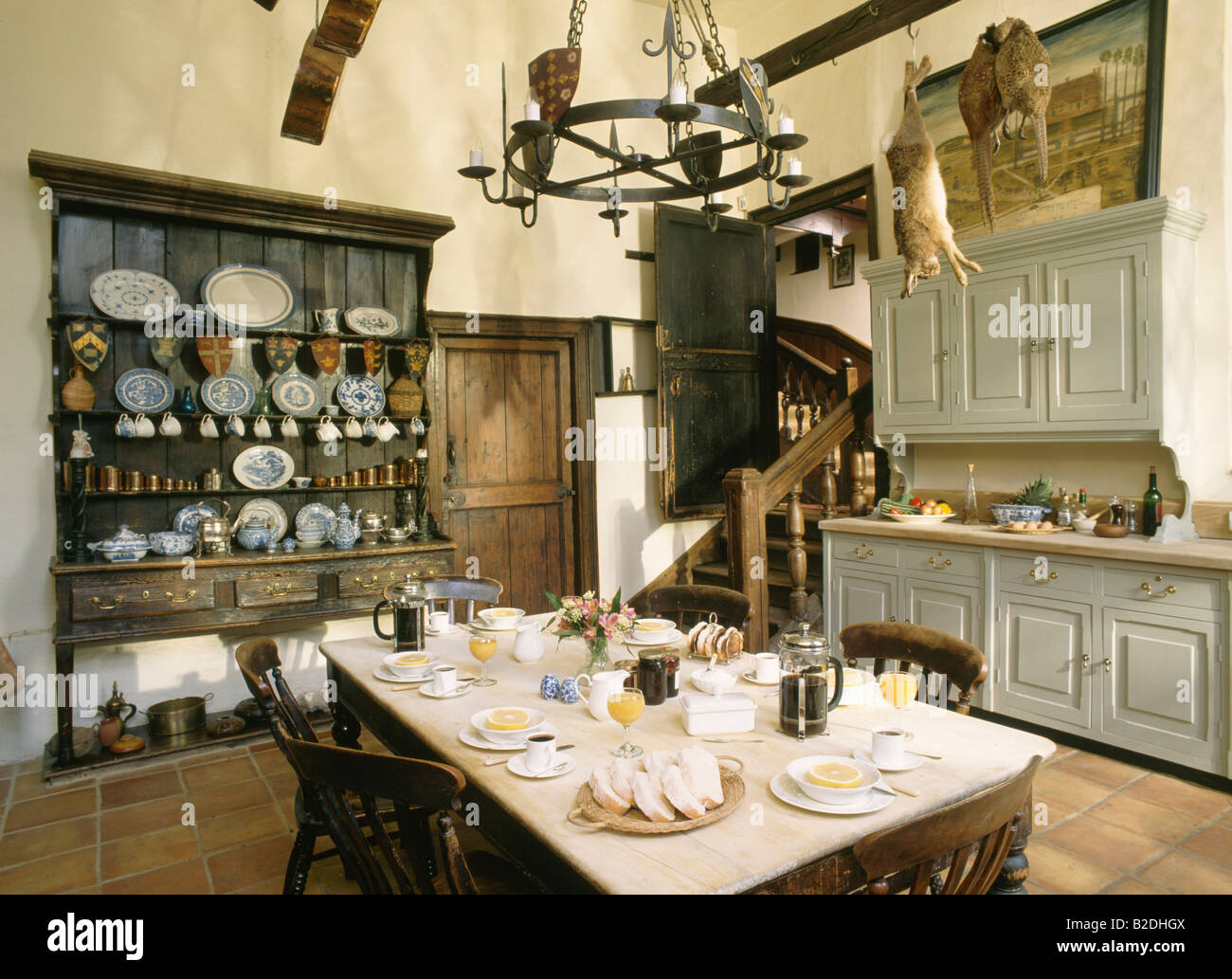 Tisch für Frühstück in großen alten altmodischen Küche Stockfoto