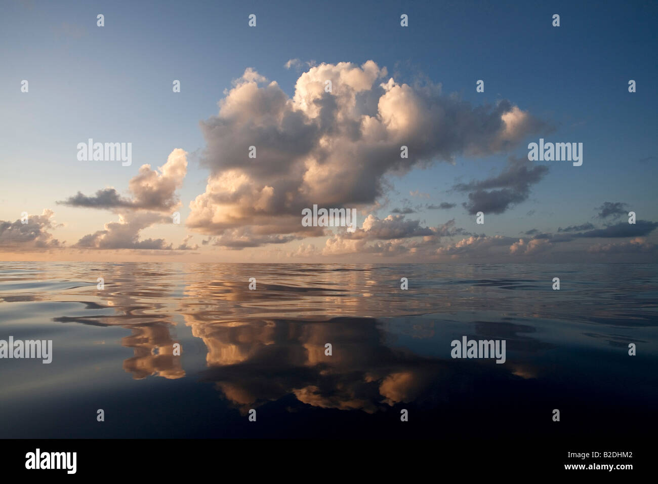 Sonnenuntergang über der Mitte Atlantic 400 Meilen südlich von Bermuda Stockfoto
