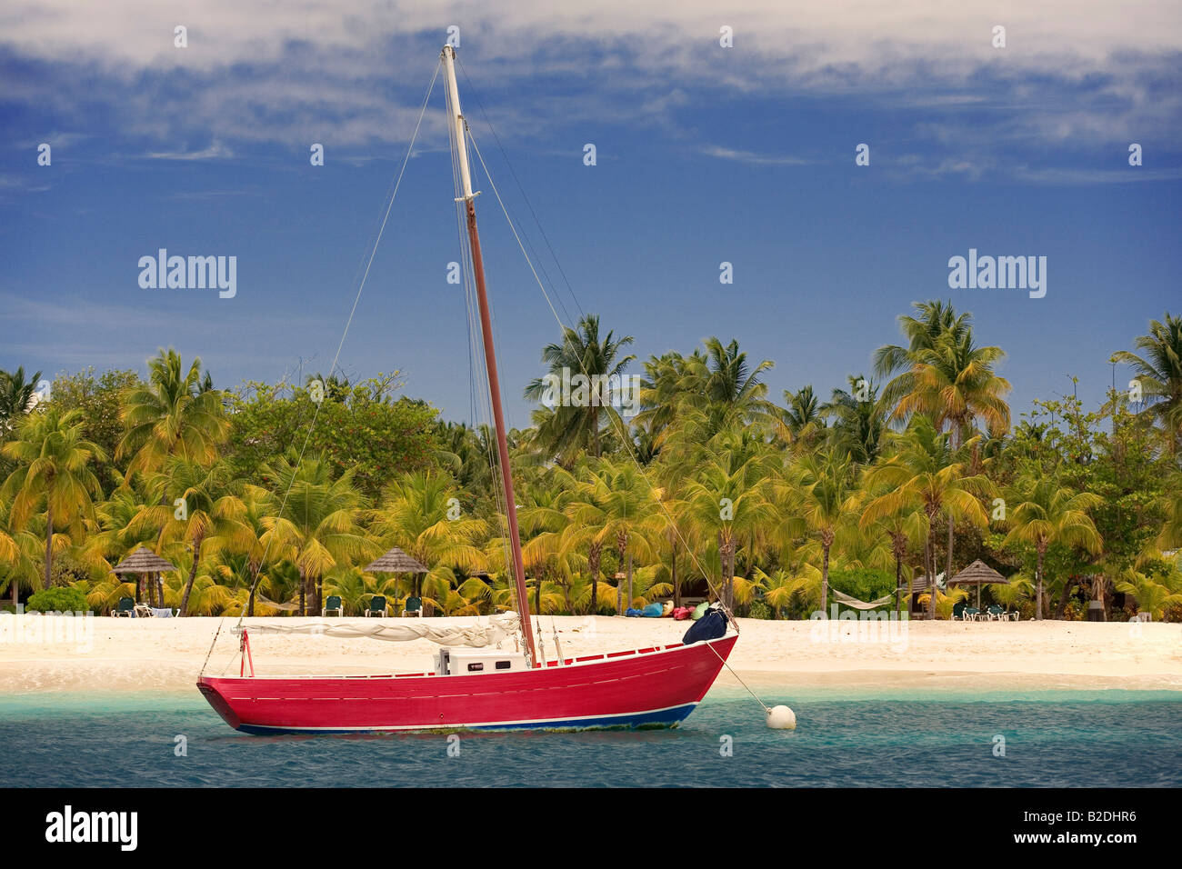 Rot-Segelboot vor Anker von Palm Island Grenadines Stockfoto