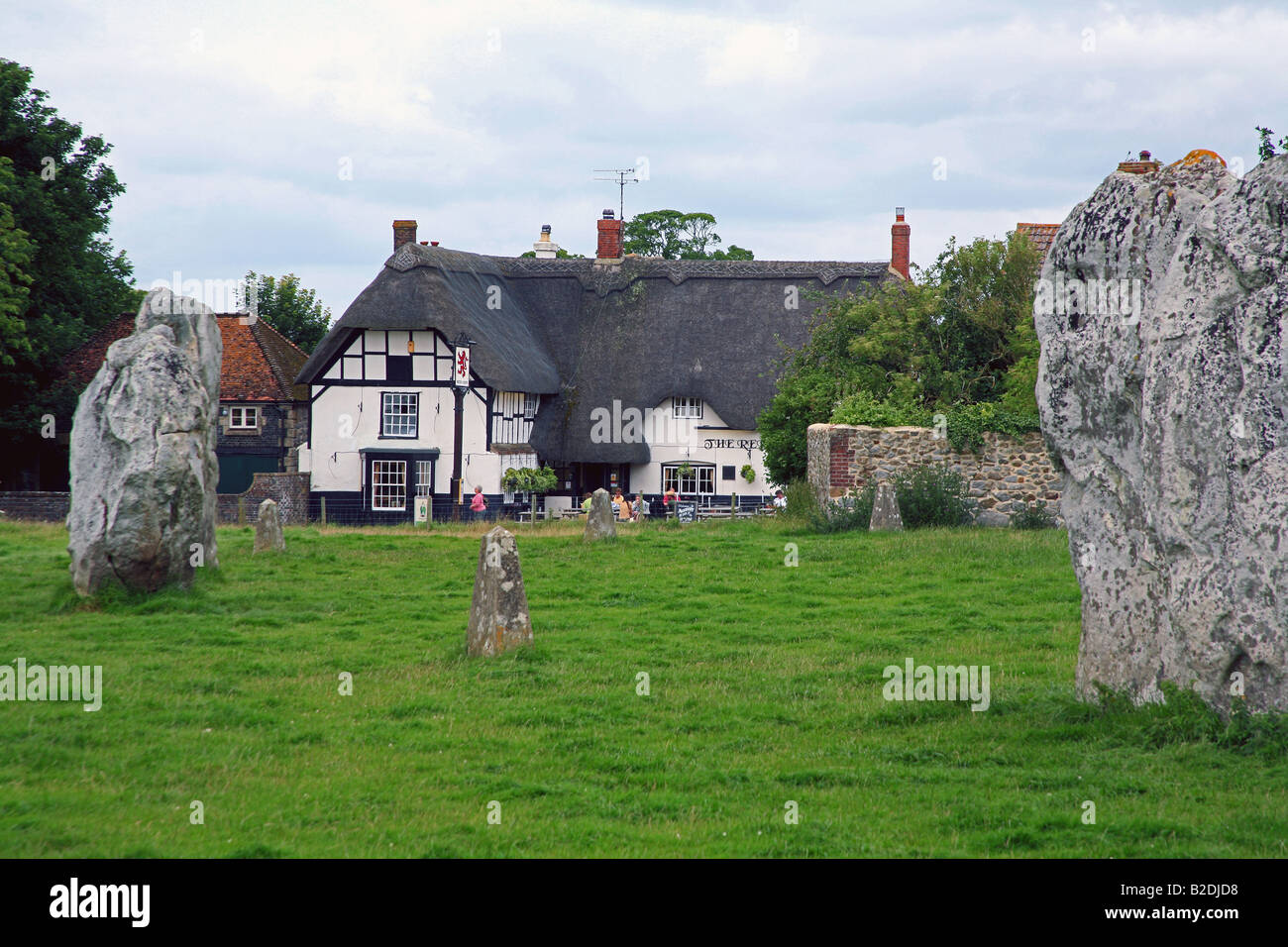 Die prähistorischen stehende Steinkreis in Avebury, Wiltshire, UK - Weltkulturerbe - vor The Red Lion Inn Stockfoto