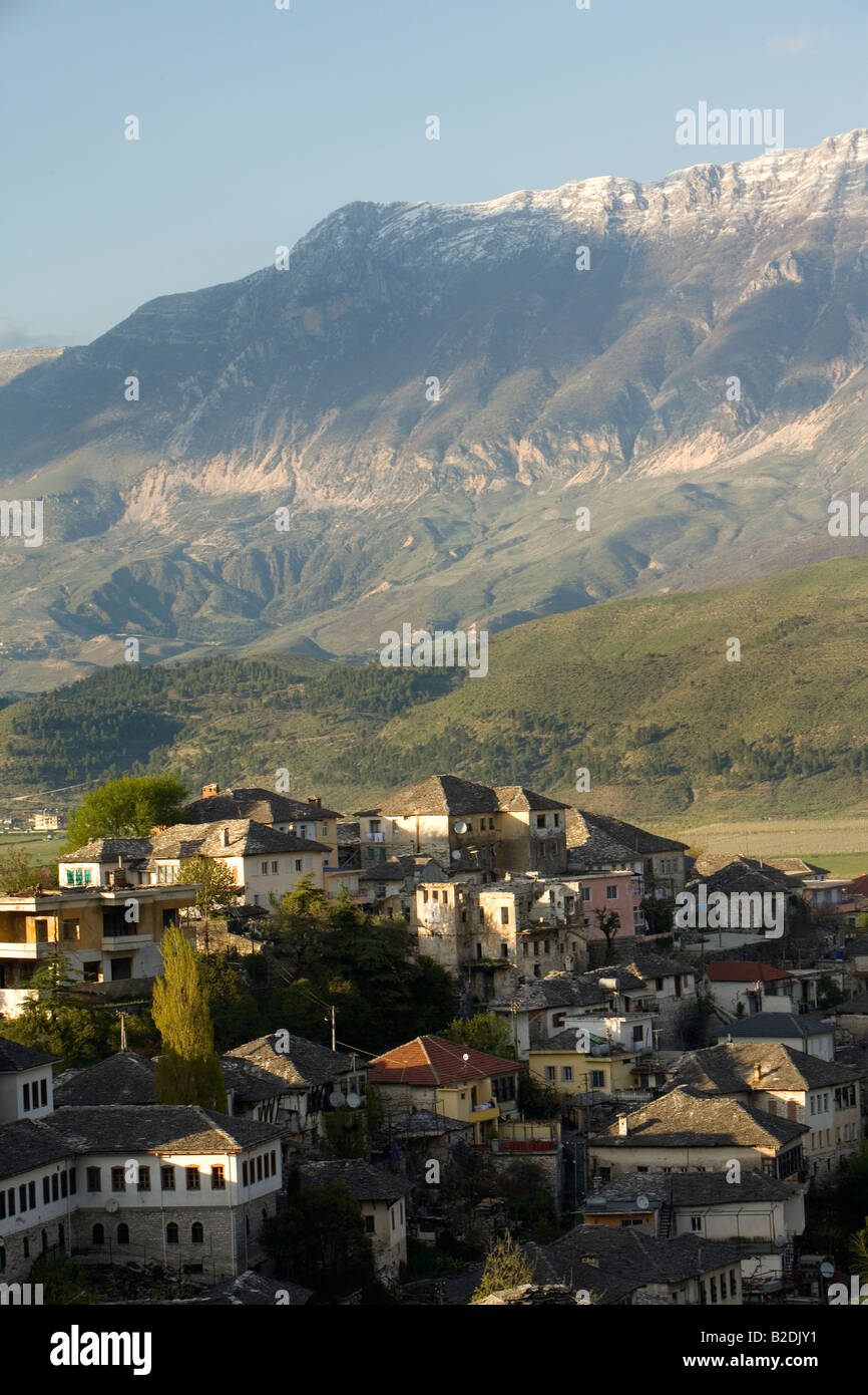 Gjirokastra, Albanien, Altstadt, Berge Stockfoto