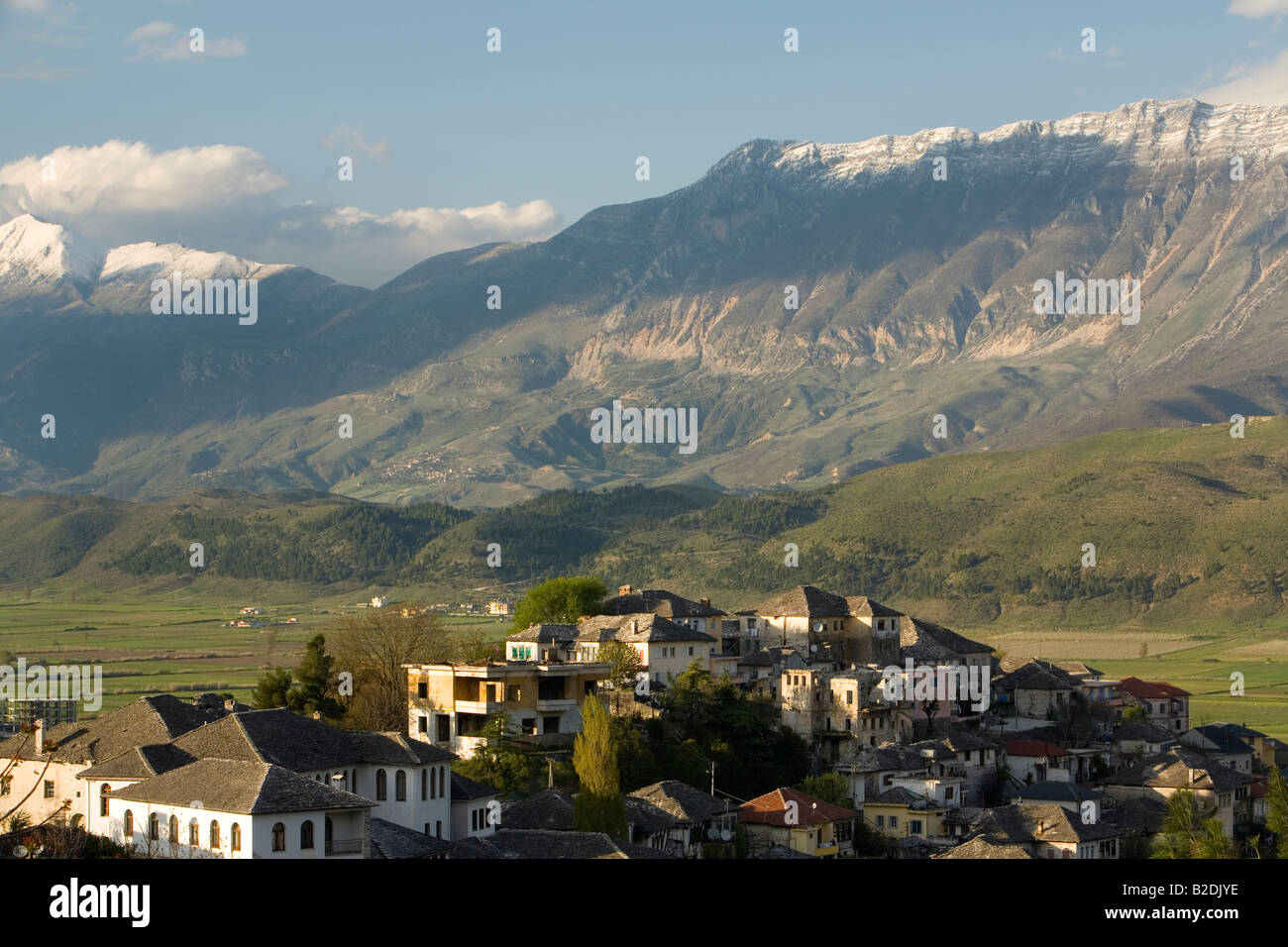 Gjirokastra, Albanien, Altstadt, Berge Stockfoto