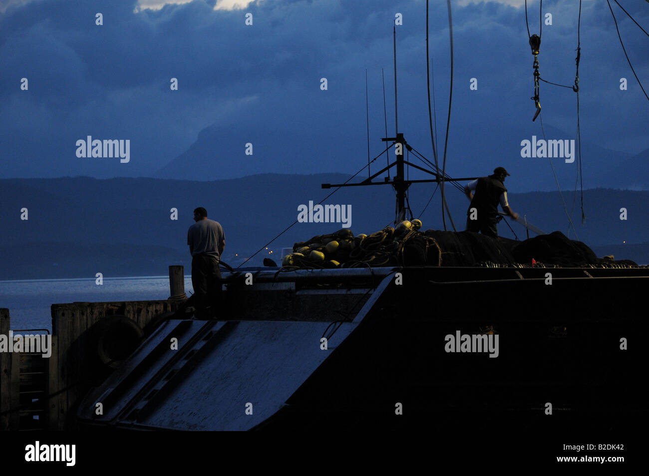Im Morgengrauen zurückkehren Fischer Woody Point, Neufundland, mit ihrer Nacht Fang. Stockfoto