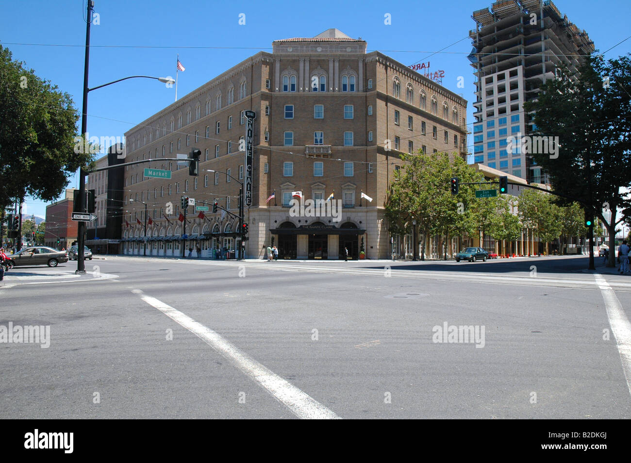 Kreuzung Innenstadt von San Jose Kalifornien mit Autos und Verkehr die Straßen scheinen leer Stockfoto