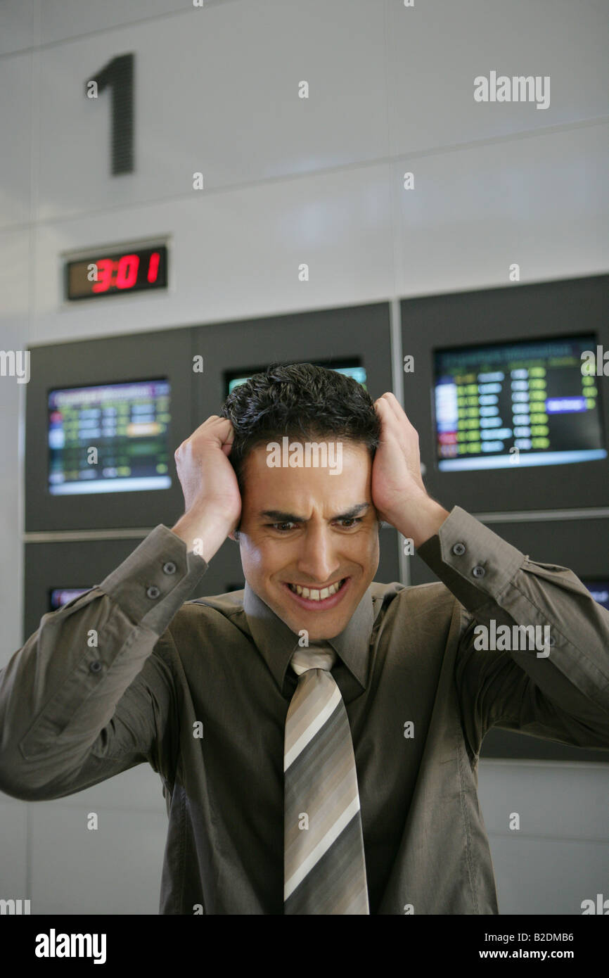 Gestressten Geschäftsmann am Flughafen. Stockfoto