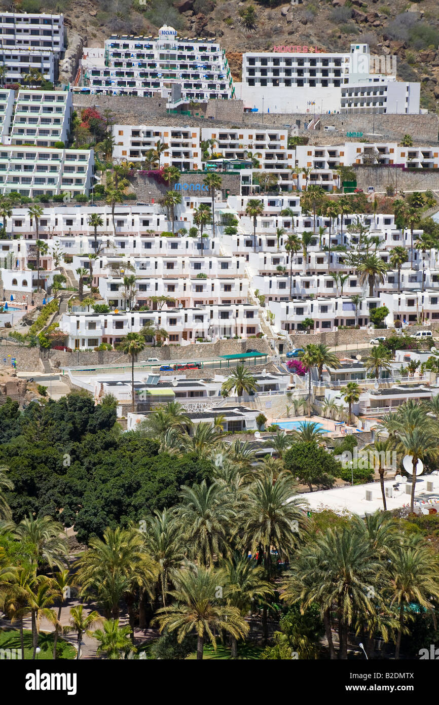 Weiß lackiertem Beton gebaut, Ferienwohnungen und Hotels im Ferienort Puerto Rico Gran Canaria Spanien Stockfoto