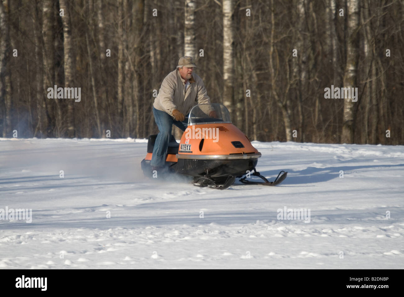 Mann treibende Vintage 1970 AMF Mark V 400 Ski Daddler Schneemobil ohne Helm Stockfoto Mann treibende Vintage 1970 AMF Mark V 400 Ski Daddler Schneemobil ohne Helm Stockfoto