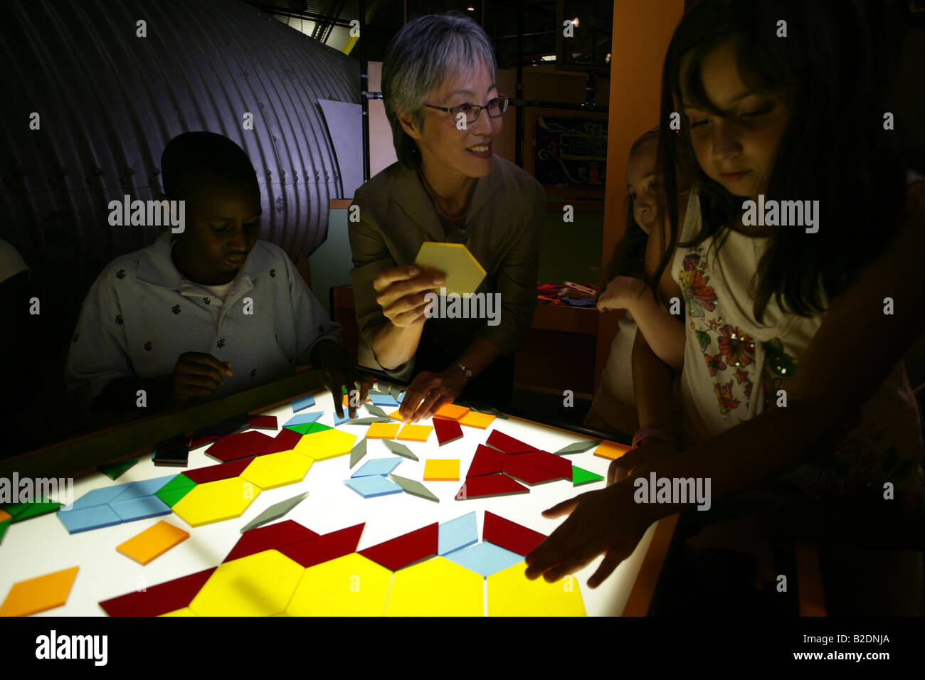 Schüler und Lehrer im Kunstunterricht. Stockfoto