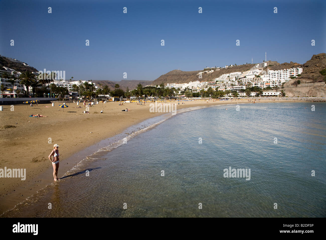 Frau im Bikini stehen am Strand von Puerto Rico Gran Canaria Spanien Stockfoto