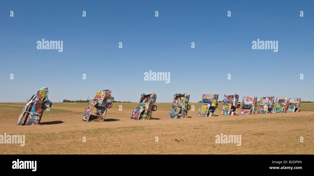 Amarillo Cadillac Ranch in Texas Auto Automobil Kunstinstallation im Feld mit dem Titel "Bumper Crop" Stockfoto