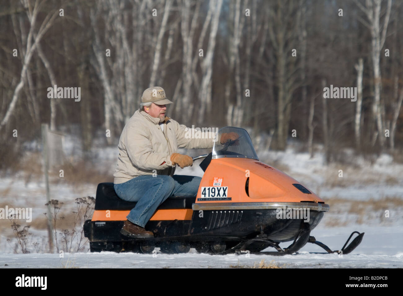 Mann treibende Vintage 1970 AMF Mark V 400 Ski Daddler Schneemobil ohne Helm Stockfoto Mann treibende Vintage 1970 AMF Mark V 400 Ski Daddler Schneemobil ohne Helm Stockfoto