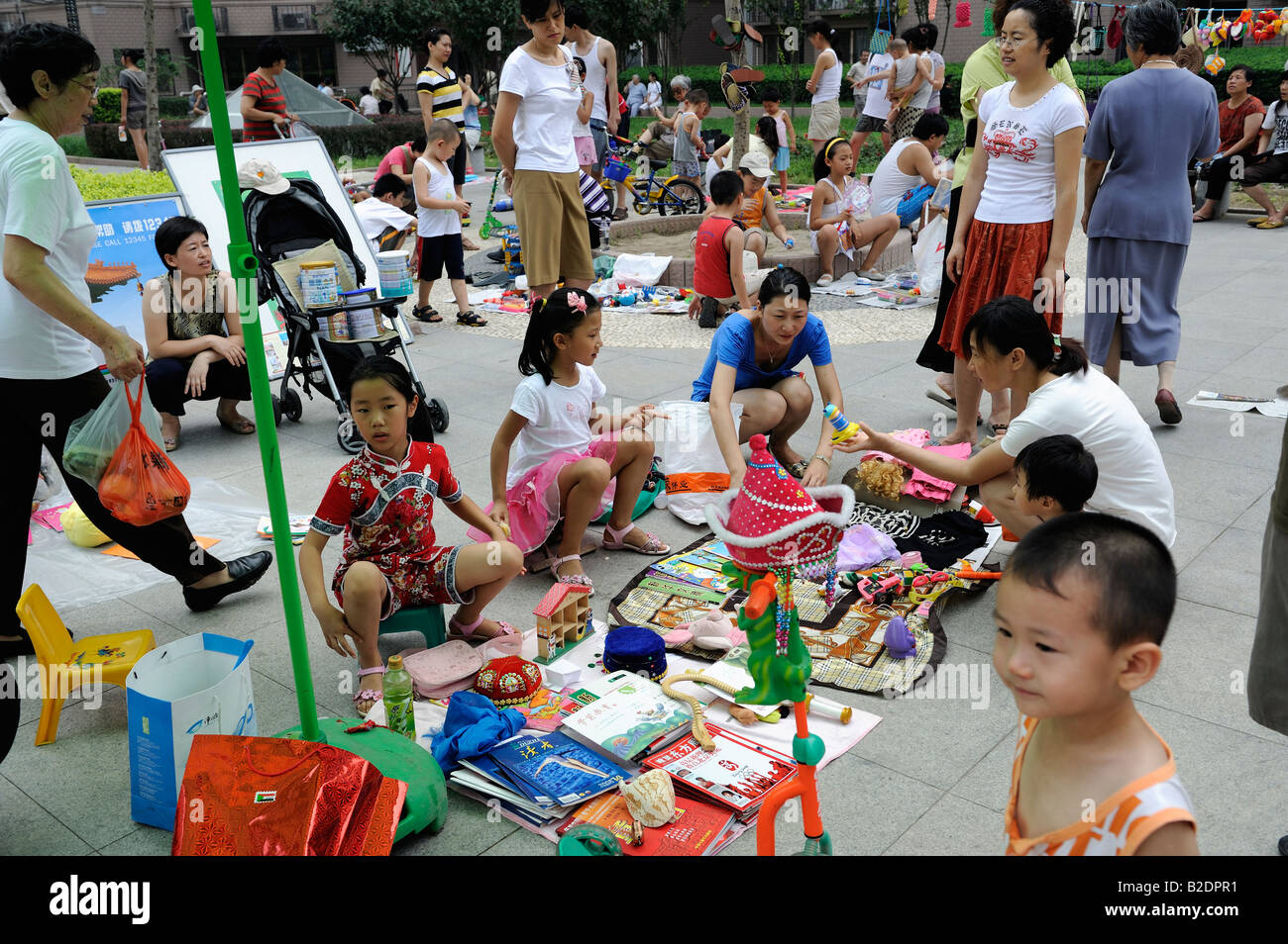 Flohmarkt am Sonntag in einer Gemeinde in Peking, China. 26. Juli 2008 Stockfoto