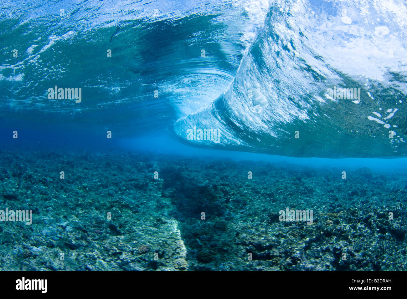 Surf stürzt am Riff vor der Insel Yap in Mikronesien. Stockfoto