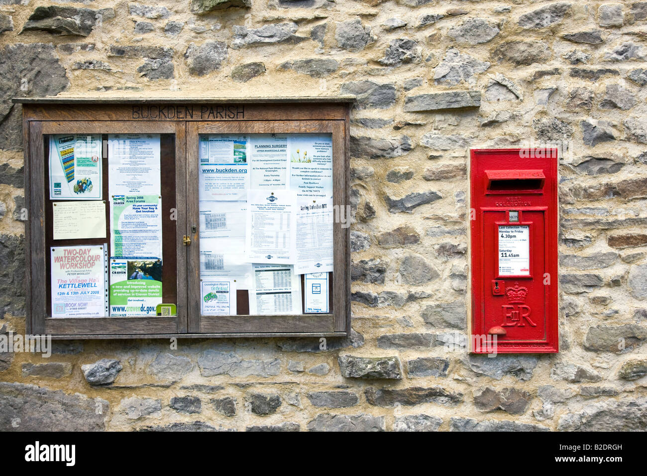 Dorf Schwarzes Brett und Post Box Buckden Wharfedale Yorkshire Dales National Park Stockfoto