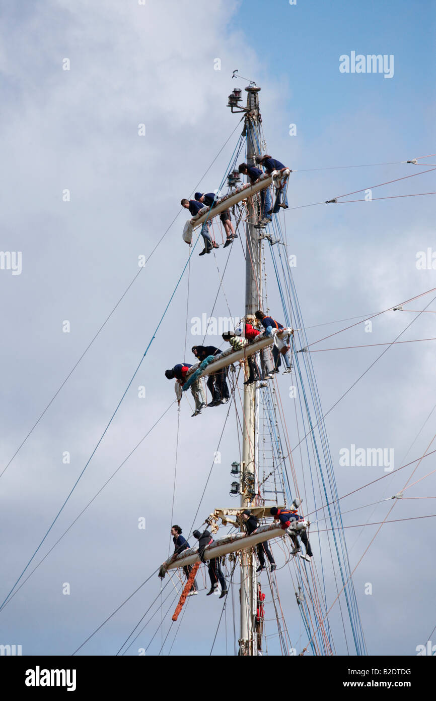 Azubi-Segler in Takelage der Großsegler Stockfoto