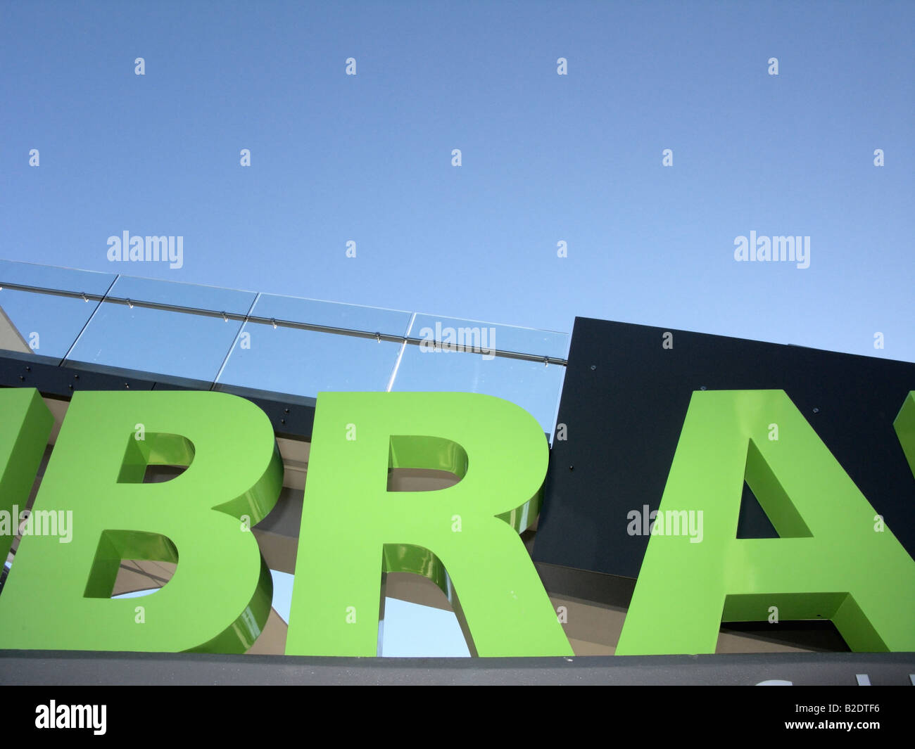 Buchstaben vor blauem Himmel Stockfoto