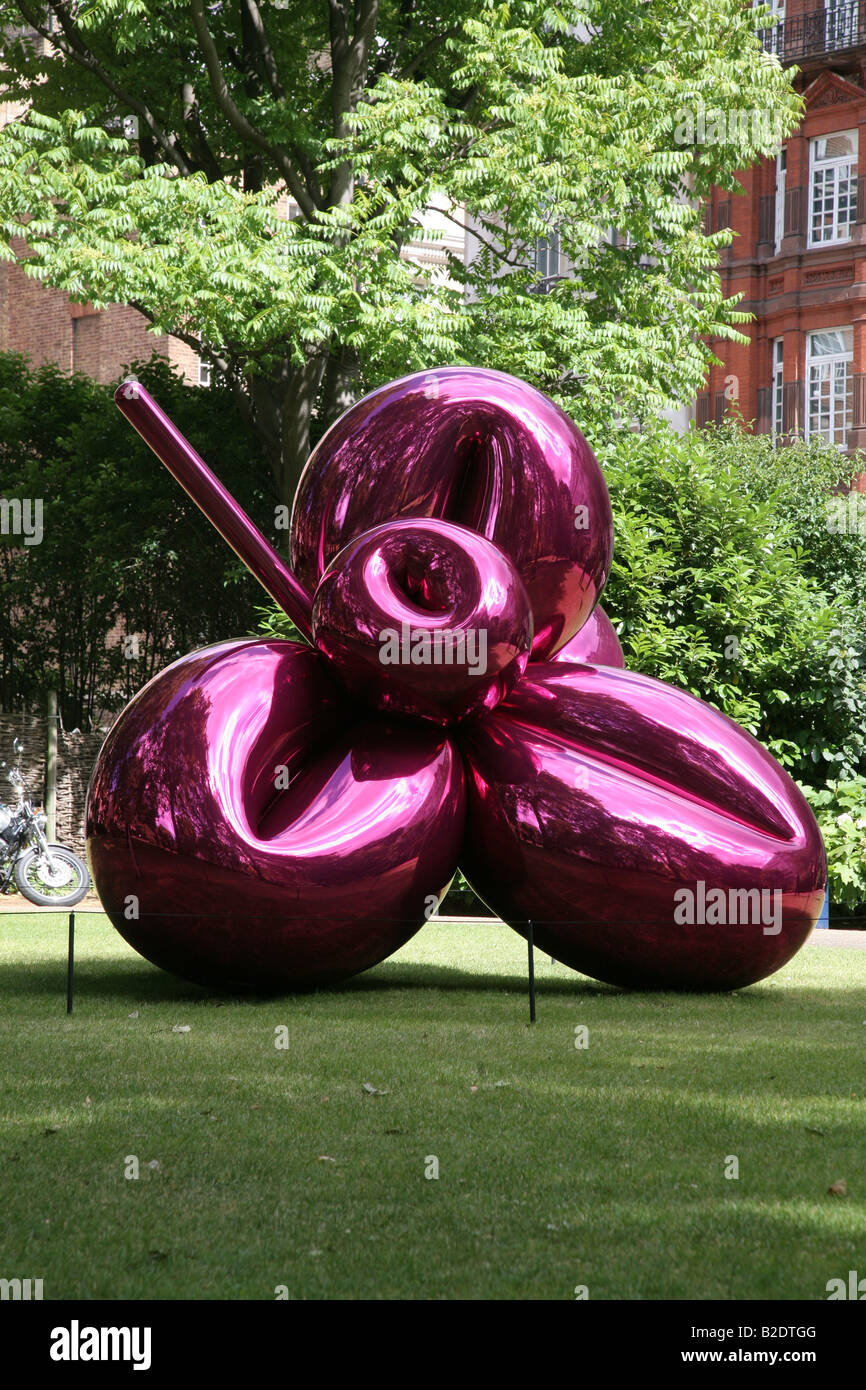 Balloon Flower (Magenta) Künstlers Jeff Koons auf dem Display im Zentrum von St. James Square, Westminster, London. Stockfoto