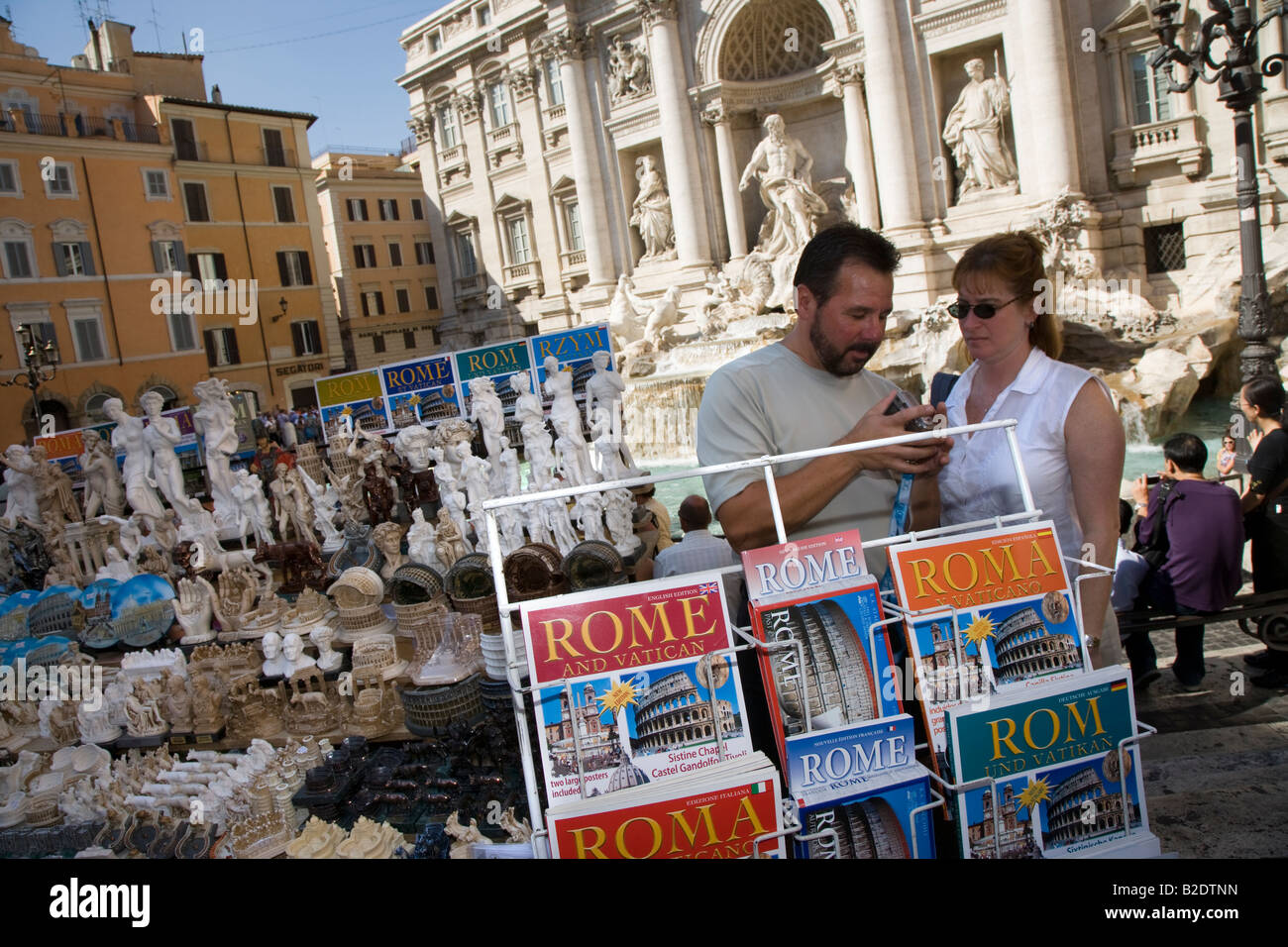 Rom Reiseführer zum Verkauf am Trevibrunnen Rom Latium Italien Stockfoto