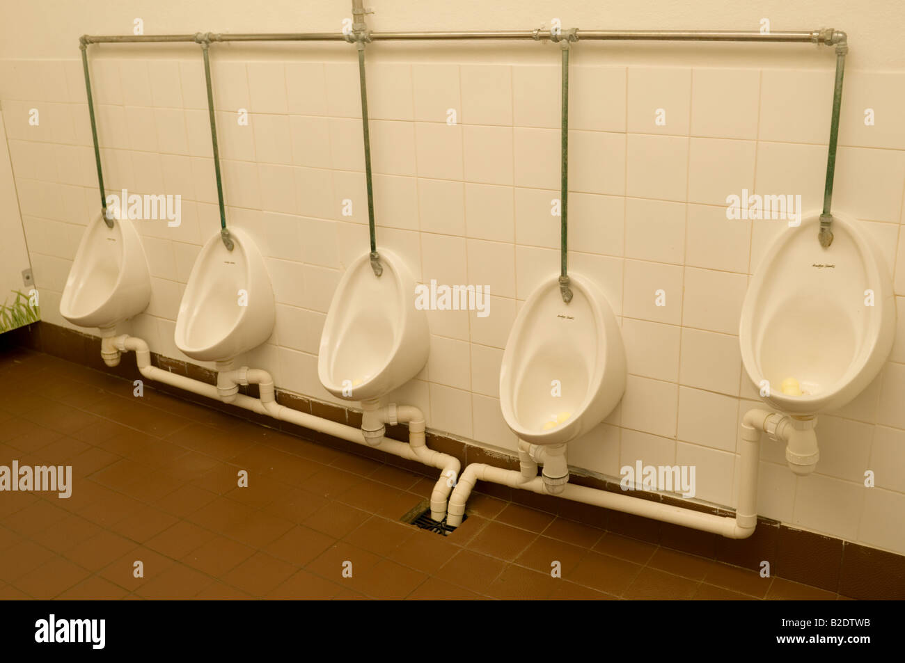Mens Urinale Porzellan sanitäre ware Toiletten mit vier Satz für Kinder mit niedriger und höher für Erwachsene, UK Stockfoto