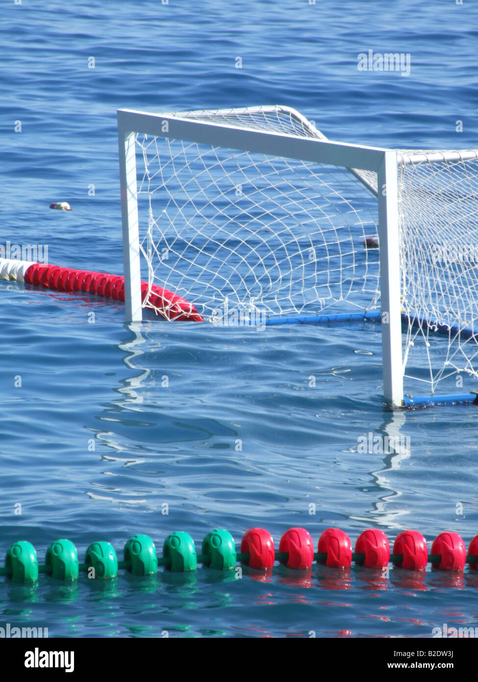 Wasser-Polo Sport Bereich Tonhöhe schwimmend im Meer Stockfoto