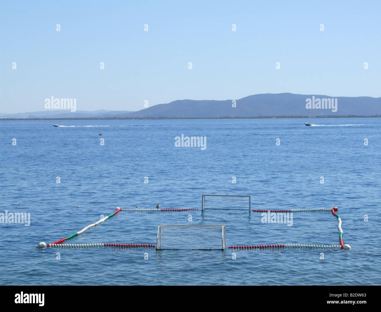 Wasser-Polo Sport Bereich Tonhöhe schwimmend im Meer Stockfoto