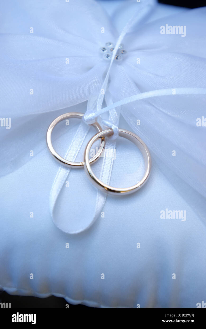 Eheringe-Ringe auf einem Kissen von der Ringträger bei der Hochzeit getragen Stockfoto