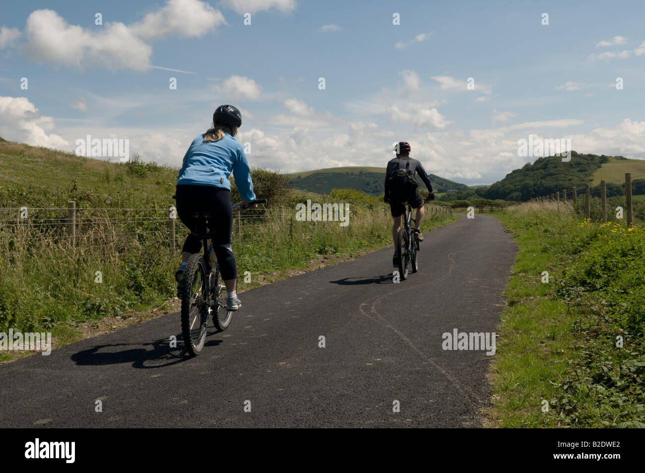 zwei Radfahrer auf dem Ystwyth Trail Radweg Aberystwyth Ceredigion Wales UK auf der alten Bahntrasse in Carmarthen Stockfoto