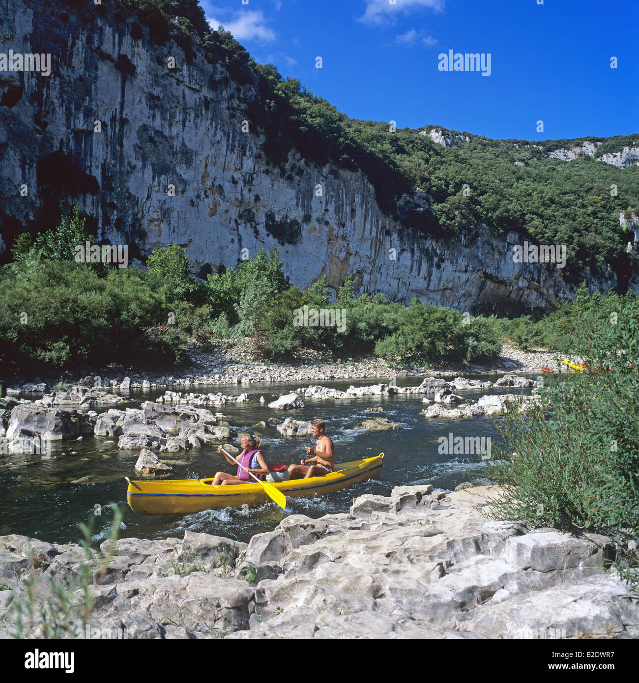 Junges Paar Kanufahren auf Ardèche Fluss Gorges de l'Ardèche Frankreich Stockfoto