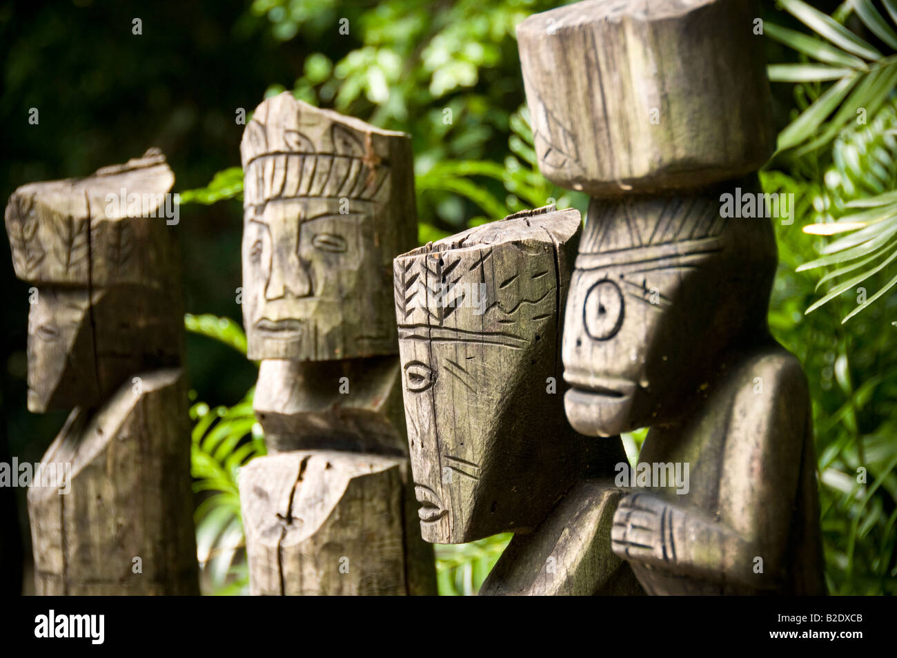 Karibik Dominikanische Republik Manati Park Punta Cana geschnitzte hölzerne Statuen aus der indigenen Kultur der Ureinwohner Stockfoto
