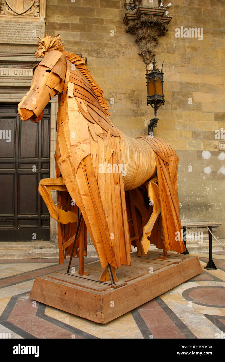 hölzernes Pferdeskulptur von Mario Ceroli genannt Quintana Siena Toskana Italien Südeuropa Stockfoto
