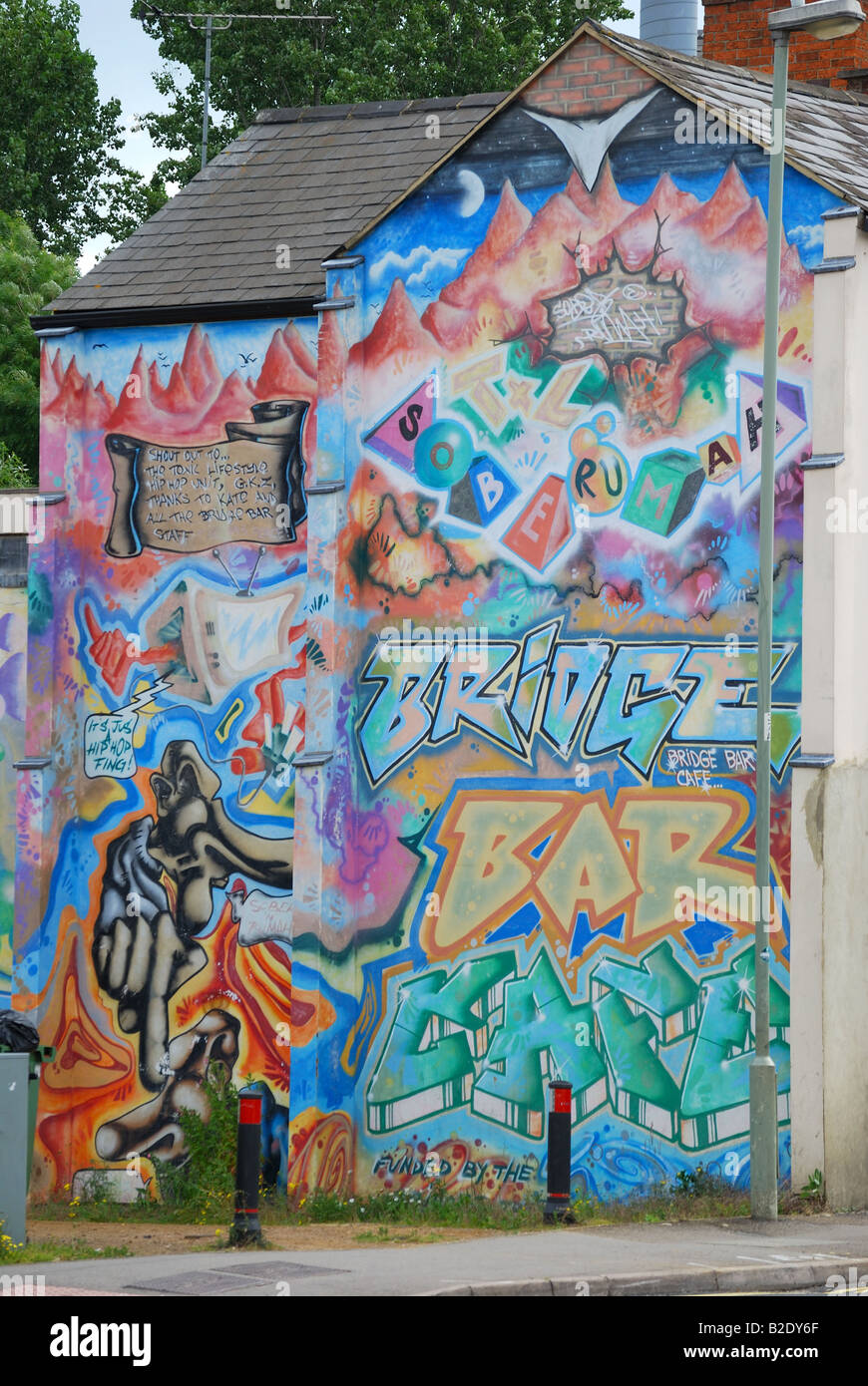 Graffiti auf der Seite des Gebäudes, Banbury, Oxfordshire, England, Vereinigtes Königreich Stockfoto