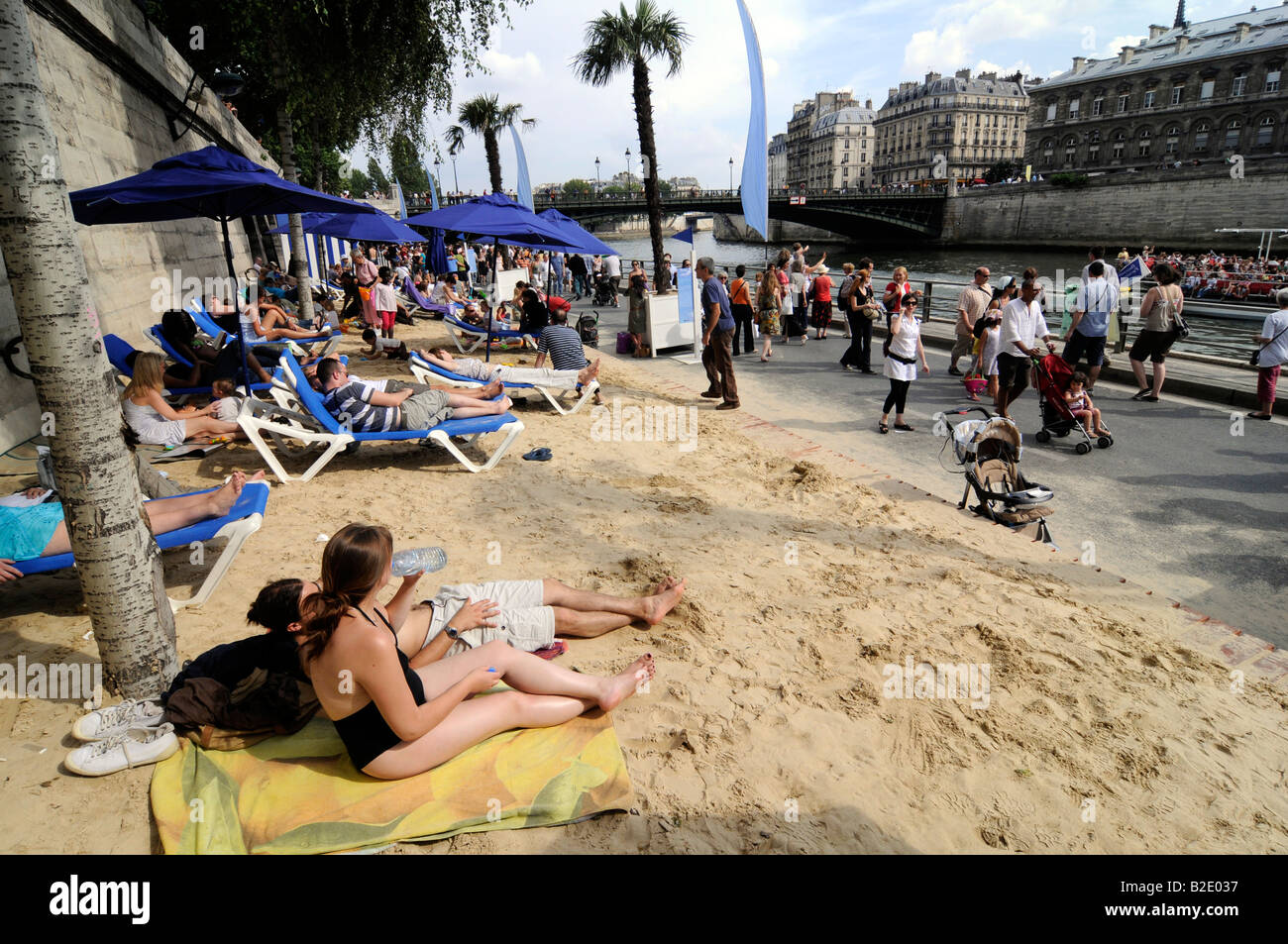 Menschen, die genießen eines künstlich angelegten Strand während der