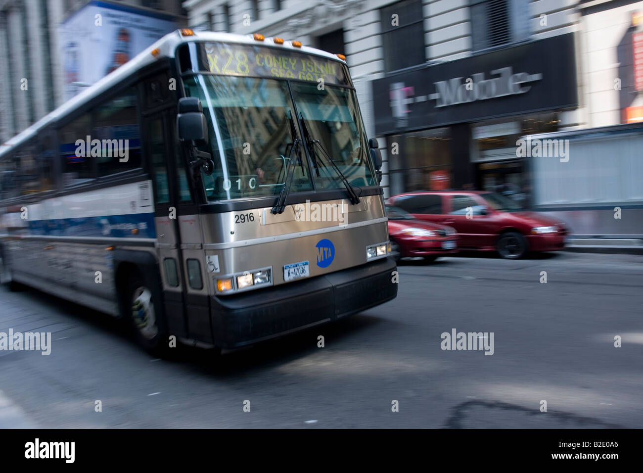Eine MTA-Reisebus Geschwindigkeiten hinunter Broadway in Lower Manhattan, NYC Stockfoto