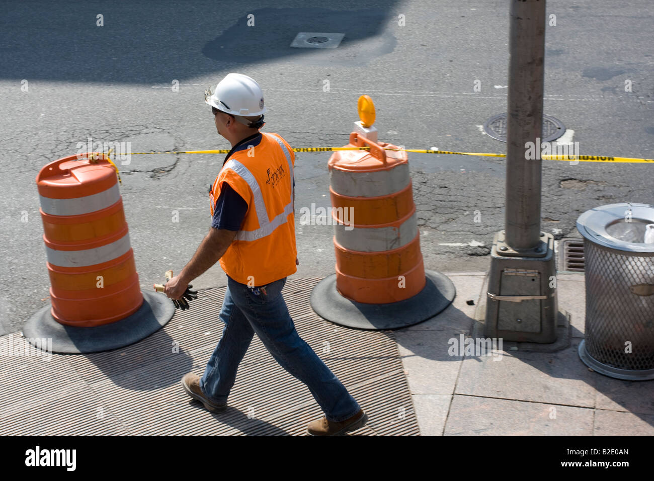 Ein Mann geht durch eine Baustelle in der Nähe von Ground Zero in Manhattan, New York. Stockfoto