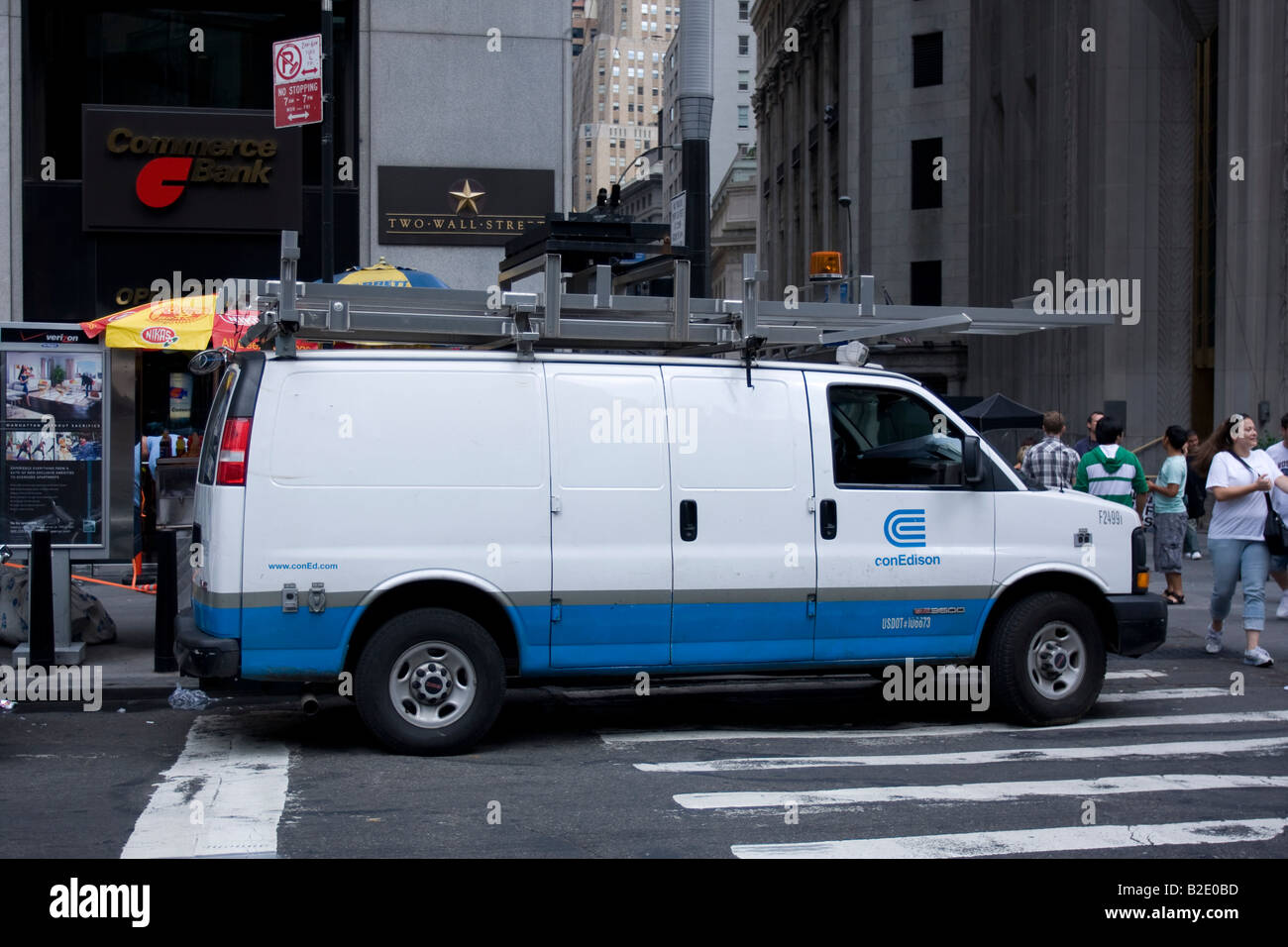 Ein Con Ed LKW geparkt am Broadway im unteren Manhattan, NY. Stockfoto