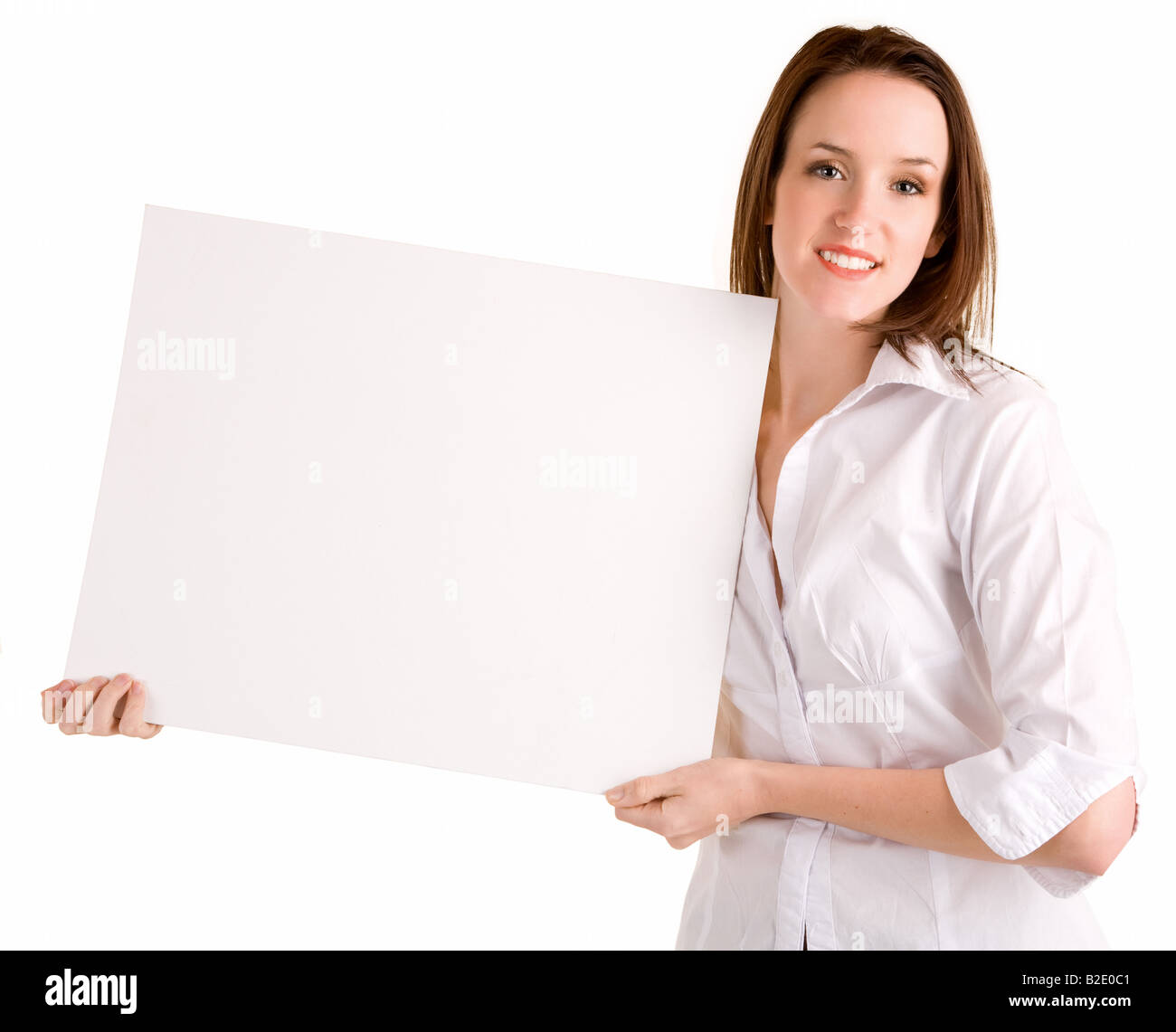 Eine schöne junge Frau hält ein leeres weißes Schild Stockfoto