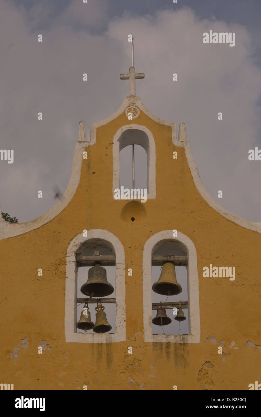 Glockenturm und Kreuz auf vom Kloster von San Antonio de Padua Izamal Yucatan Mexiko Stockfoto
