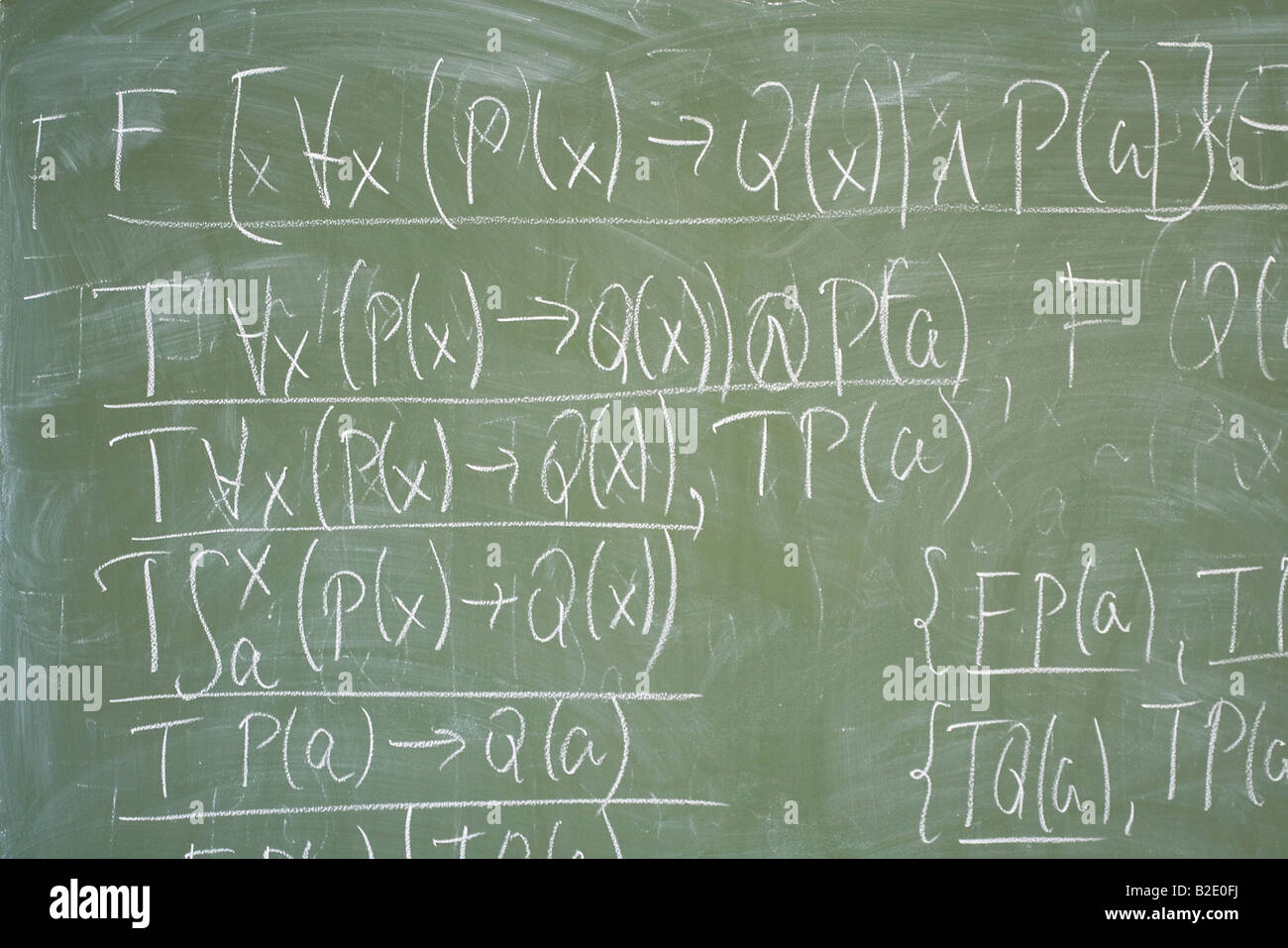Mathematische Formeln geschrieben auf dem Schreibtisch im Klassenzimmer Stockfoto