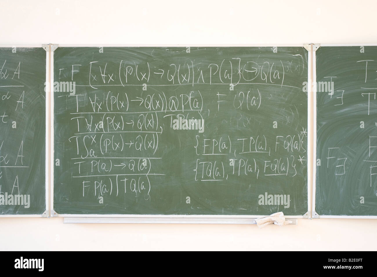 Mathematische Formeln geschrieben auf dem Schreibtisch im Klassenzimmer Stockfoto