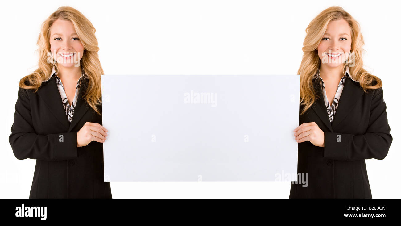 Dies ist eine gespiegelte Wirkung der Frau hält eine große leere Karte Stockfoto