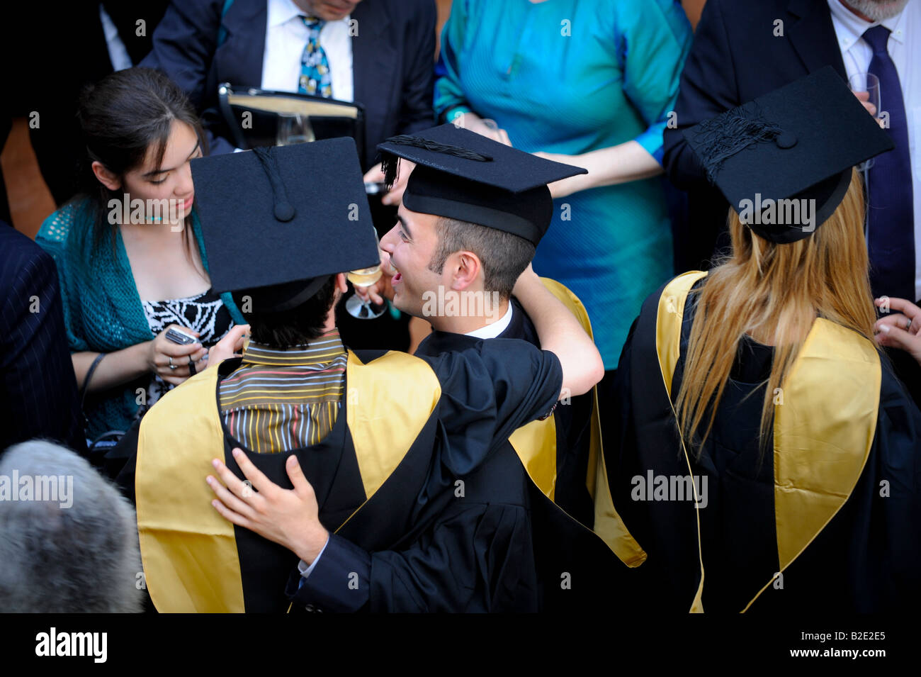 Universität von Sussex Sommer Promotionen an der Brighton Dome - zwei Absolventen einen Toast auf einander zu trinken. Stockfoto