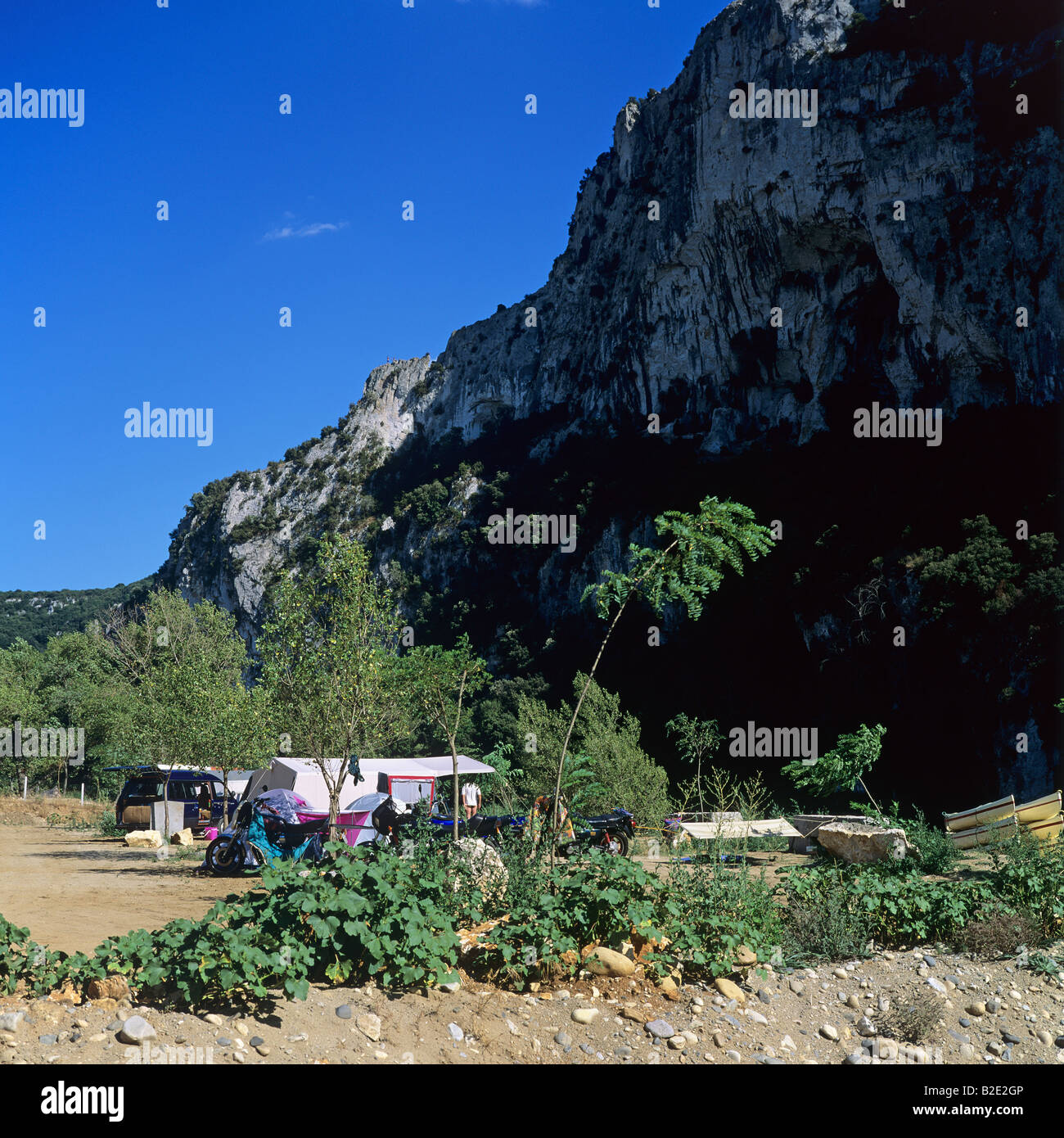 Cliff überhängenden Campingplatz Gorges de l'Ardèche Frankreich Stockfoto