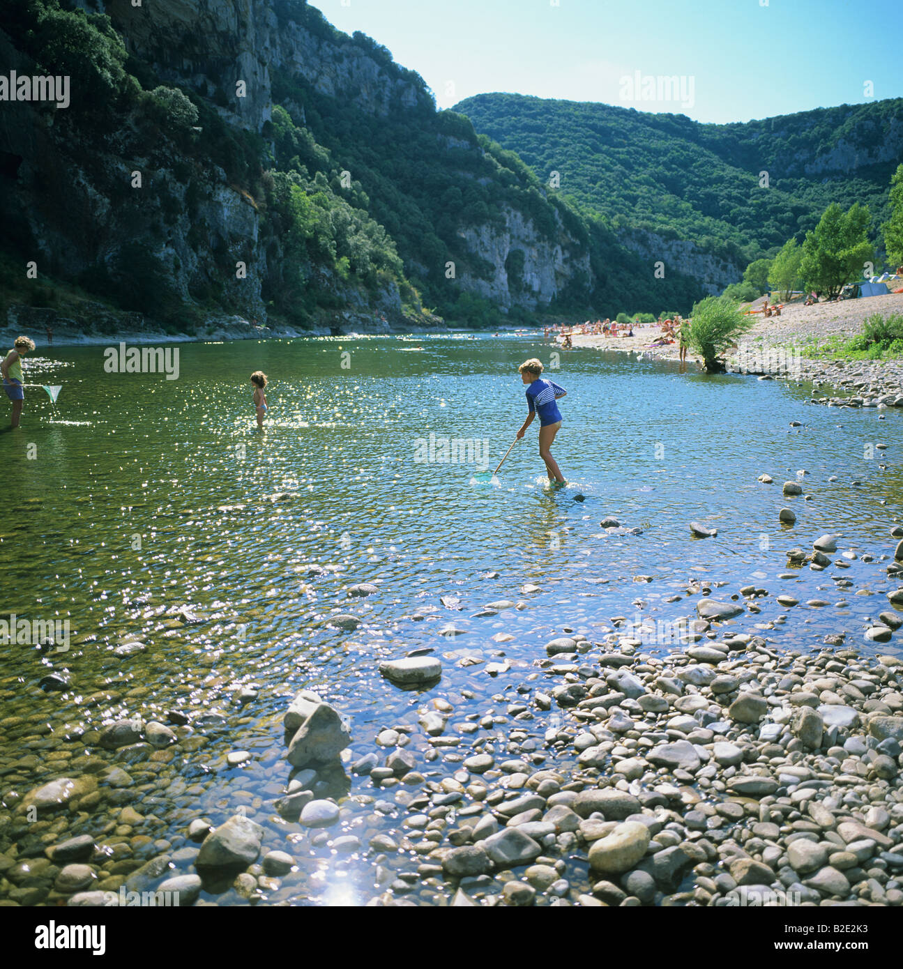 Frau mit 2 Kindern Angeln in Ardèche Fluss Gorges de l'Ardèche Frankreich Stockfoto