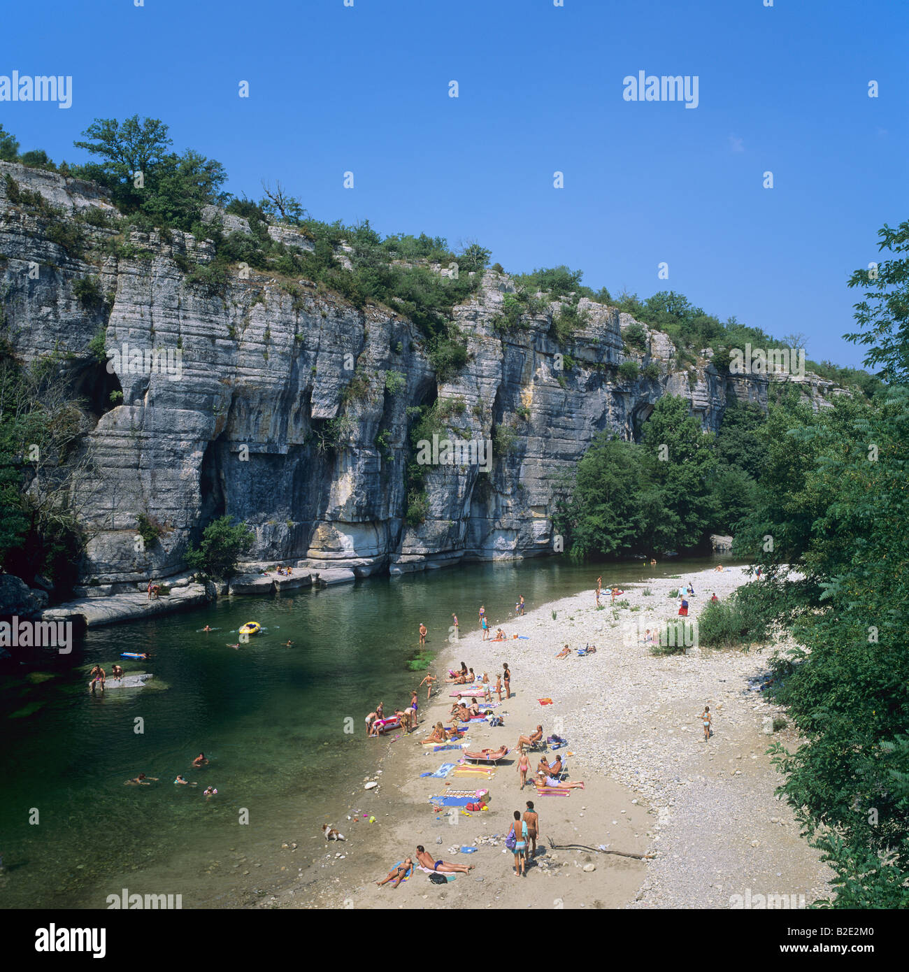 Strand von La Beaume Fluss und Klippen Gorges De La Beaume Ardèche Departement Frankreich Stockfoto