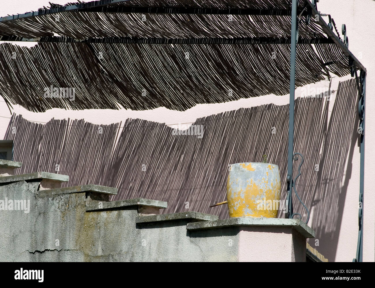 Frankreich Alpes de Haute Provence Schattenspiel der Markise Zelt Markise auf Terrasse Stockfoto