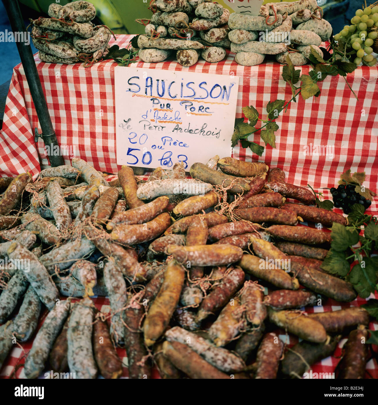 Wochenmarkt Les Vans Ardèche Frankreich Stockfotografie - Alamy